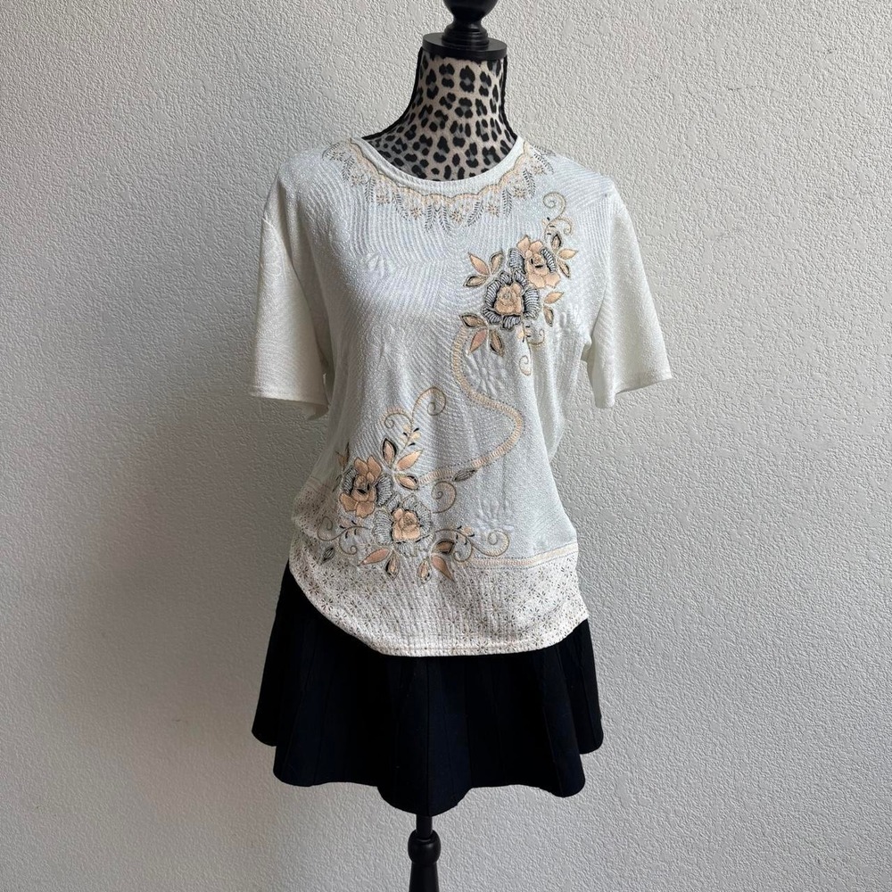 T-C Fashion cream floral embroidered blouse